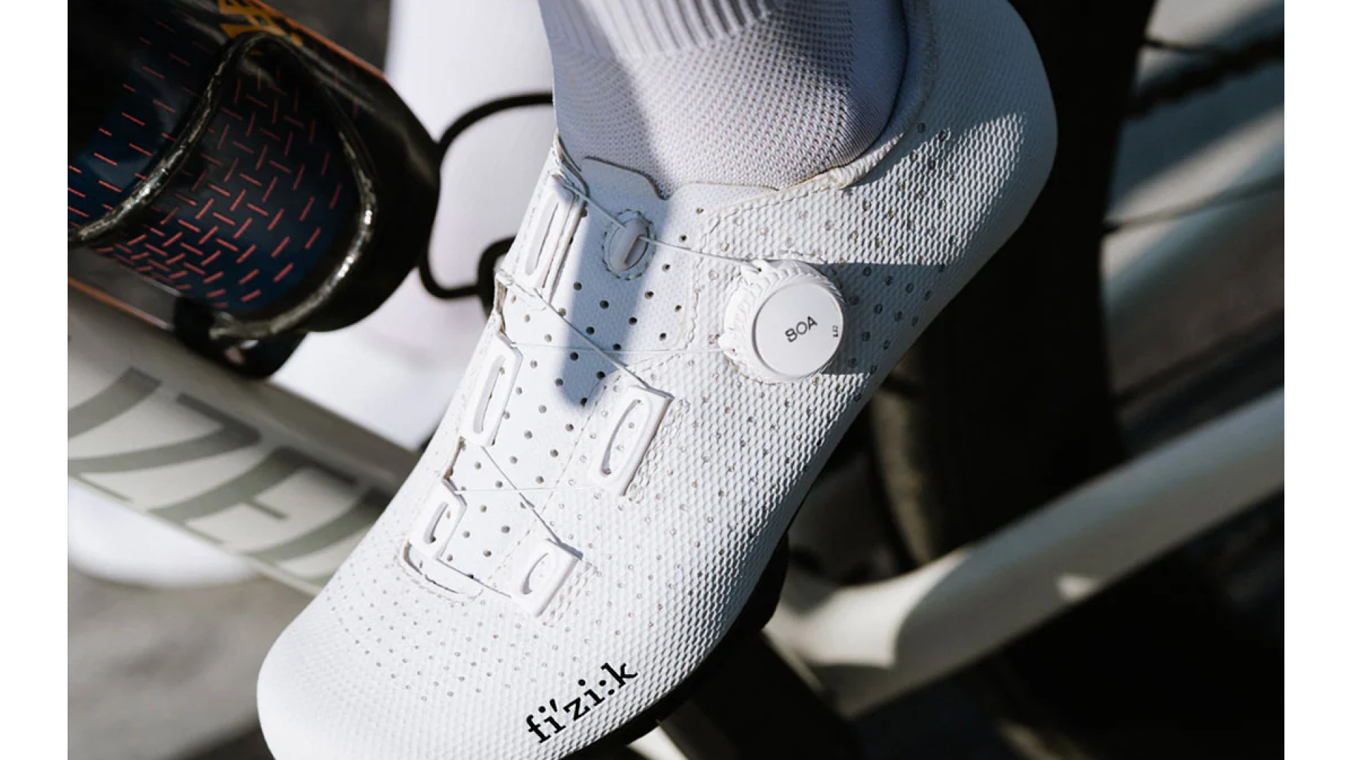 https://veloshop.mom/image/cache/catalog/blog/fizik-tempo-decos-carbon-shoes-granfondo-confortable-shoes-1920x1080.png